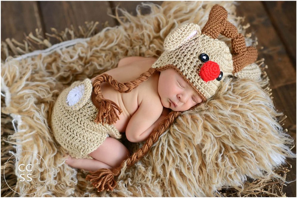 christmas-theme-newborn-photo